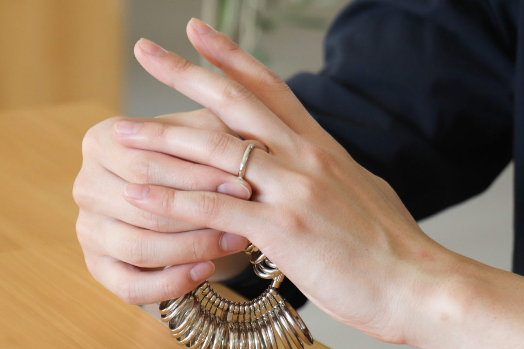 結婚指輪や婚約指輪をつけるのは なぜ左手の薬指 手作り指輪 ペアリング 結婚指輪のついぶ川越工房